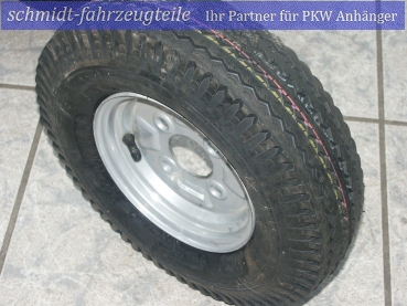 Maxxis Reifen 4.00/4.80 - 8 4PR 70M auf Felge mit 62 mm Nabengröße